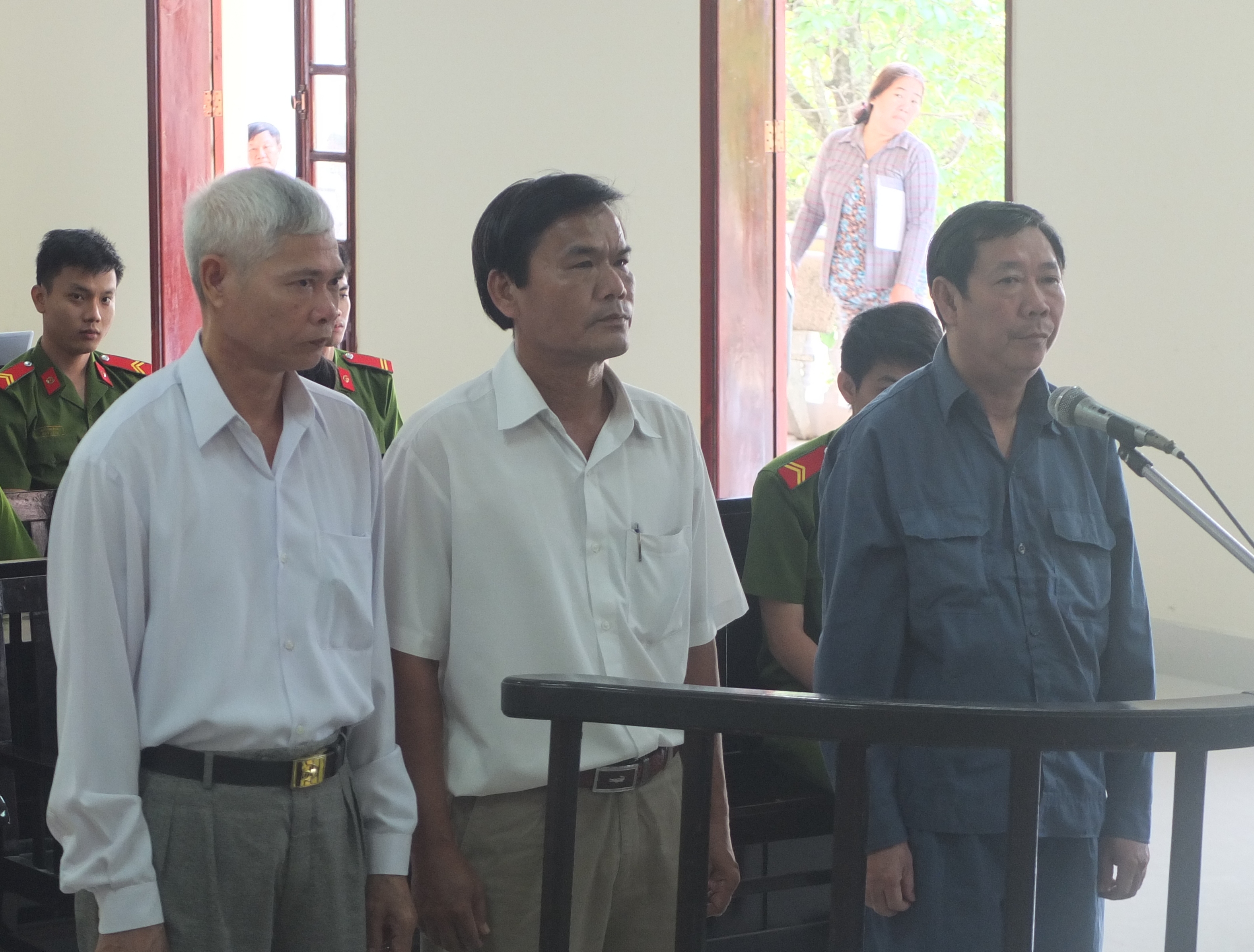 
Ba bị cáo (từ phải sang) Bình, Nhặn và Sỹ trước tòa
