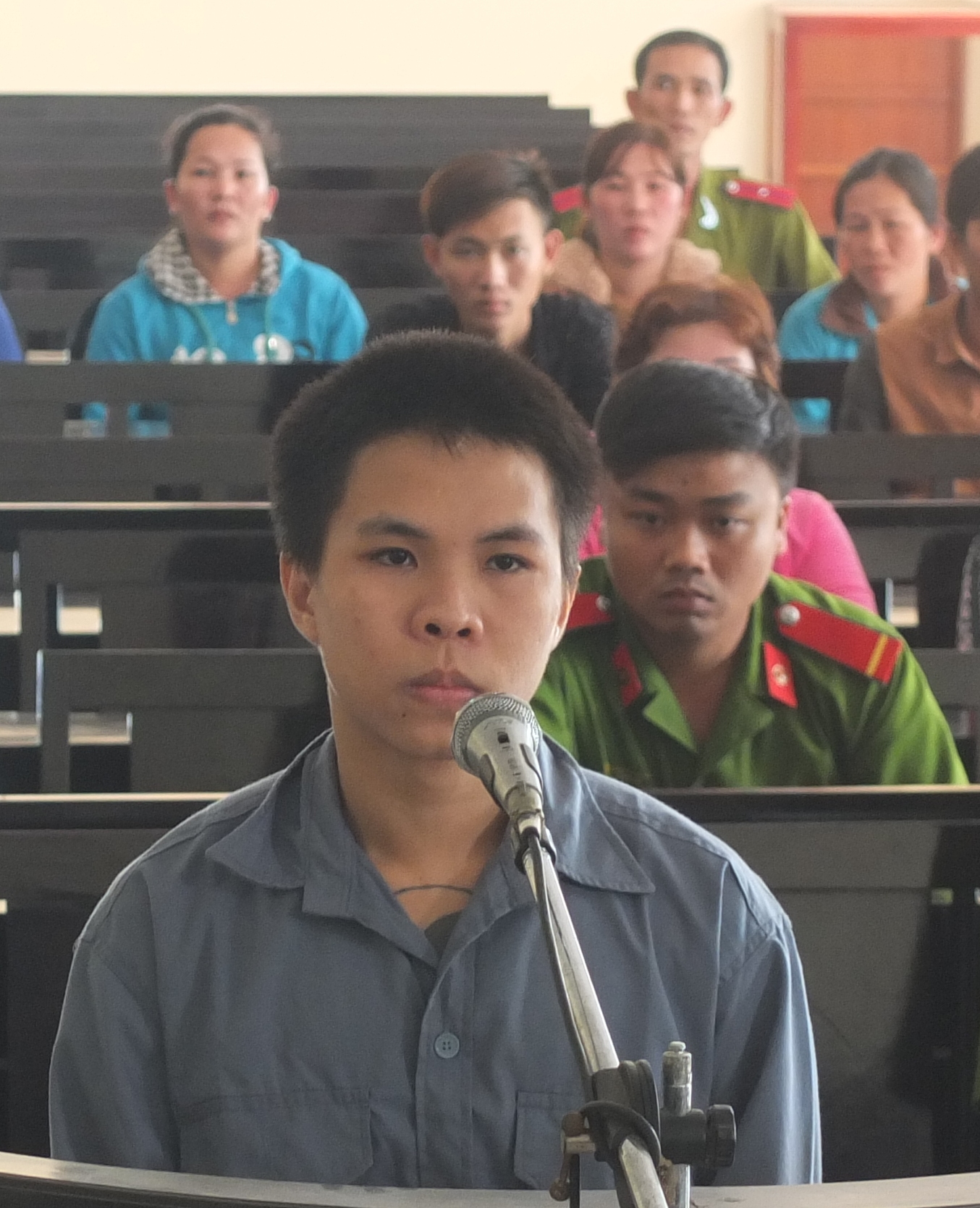 Sờ vào đầu bạn, bị đâm chết