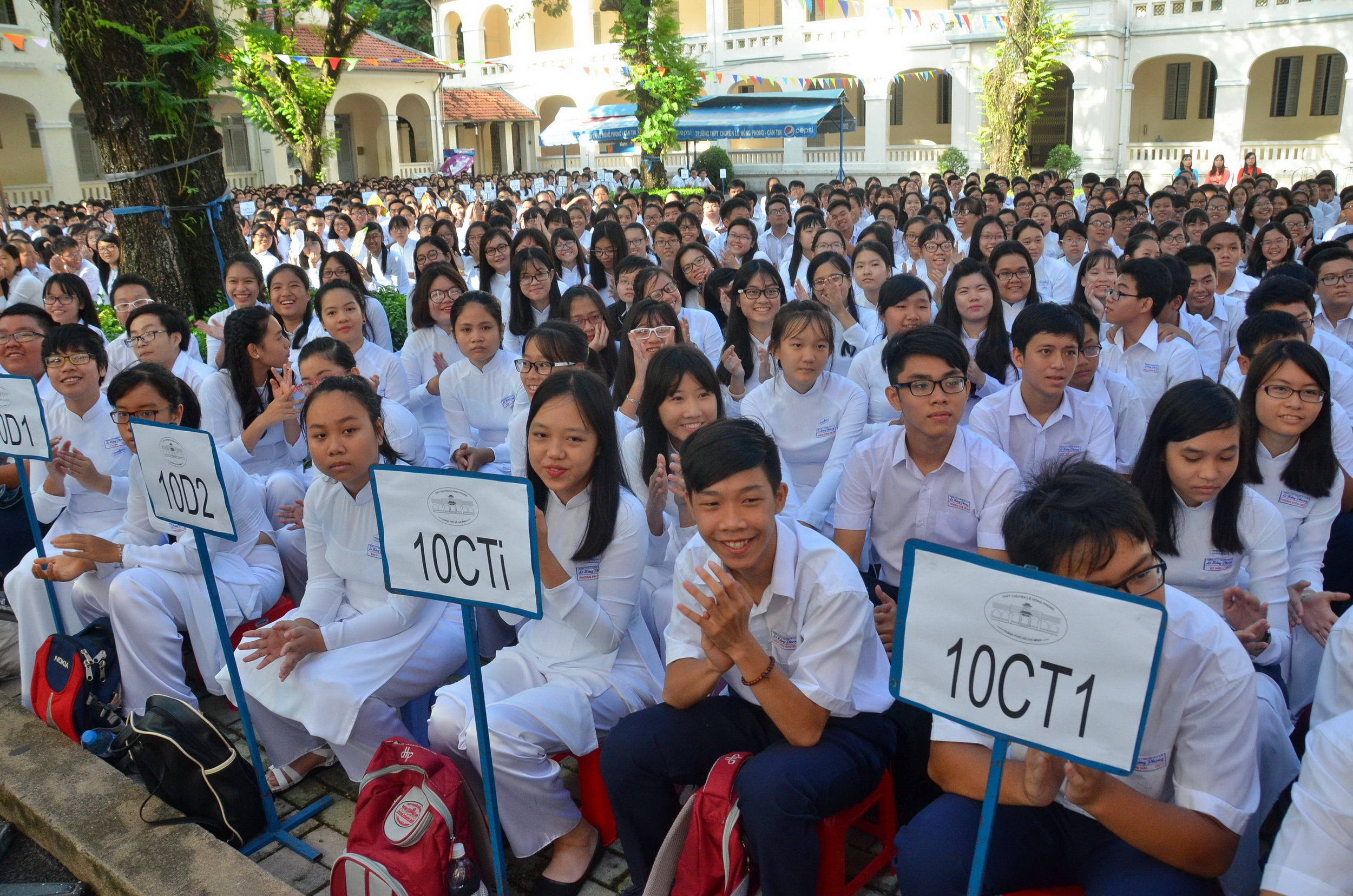 Học sinh Trường THPT chuyên Lê Hồng Phong trong ngày khai giảng