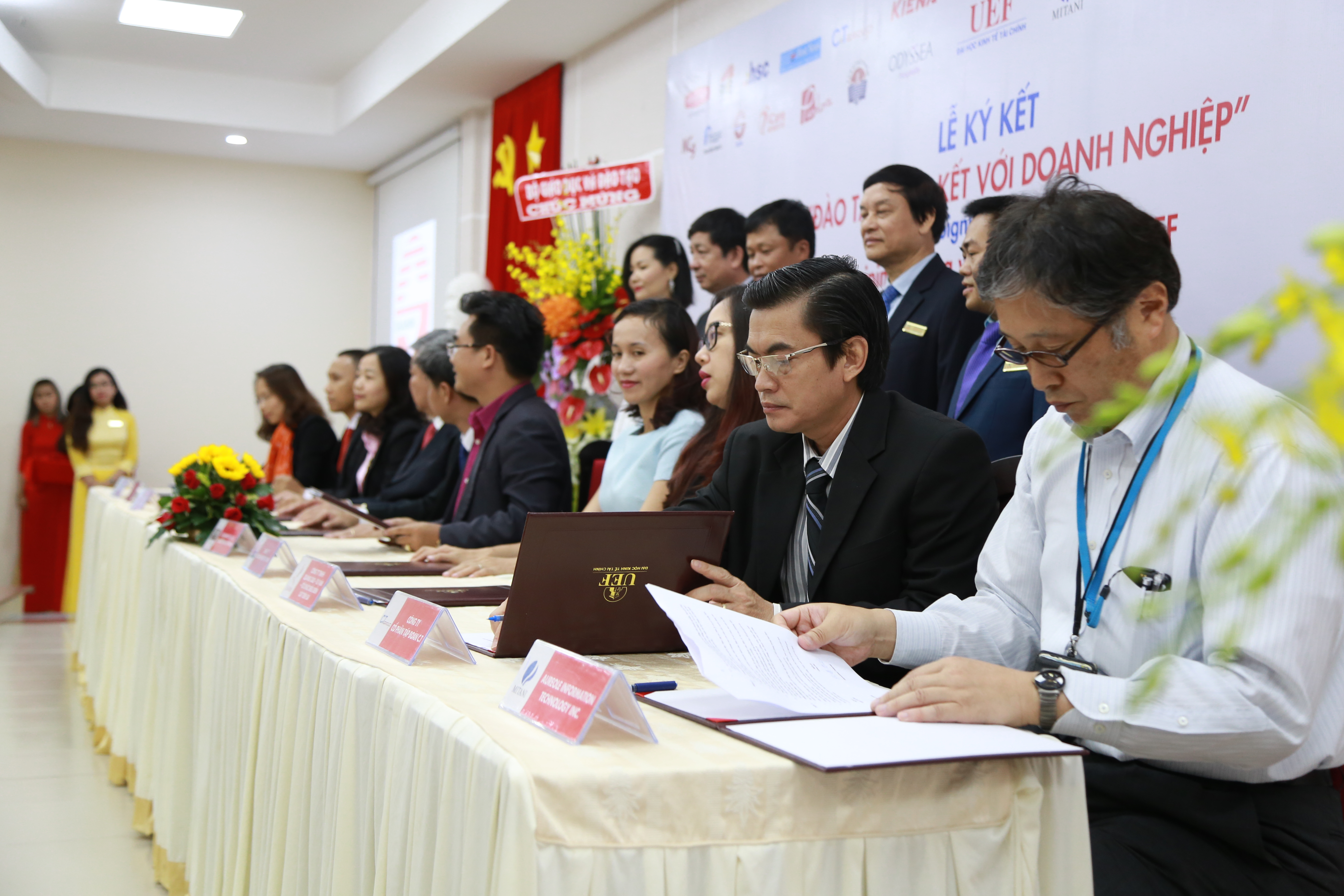 UEF ký kết hợp tác với 25 doanh nghiệp