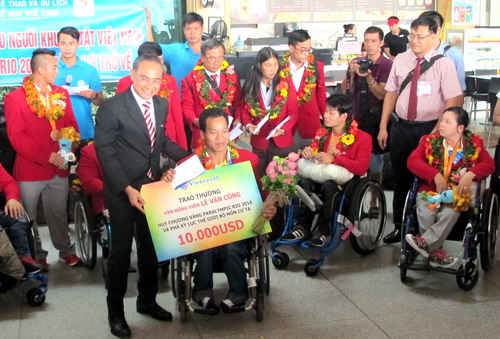 Công ty Vietravel trao thưởng cho Lê Văn Công