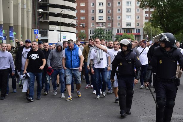 Thua đậm Real, CĐV Legia nổi điên tấn công cảnh sát