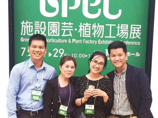 Bỏ việc ngân hàng, đi bán... dưa muối