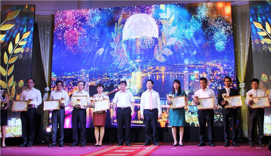 Các doanh nghiệp nhận bằng khen tại Lễ tôn vinh