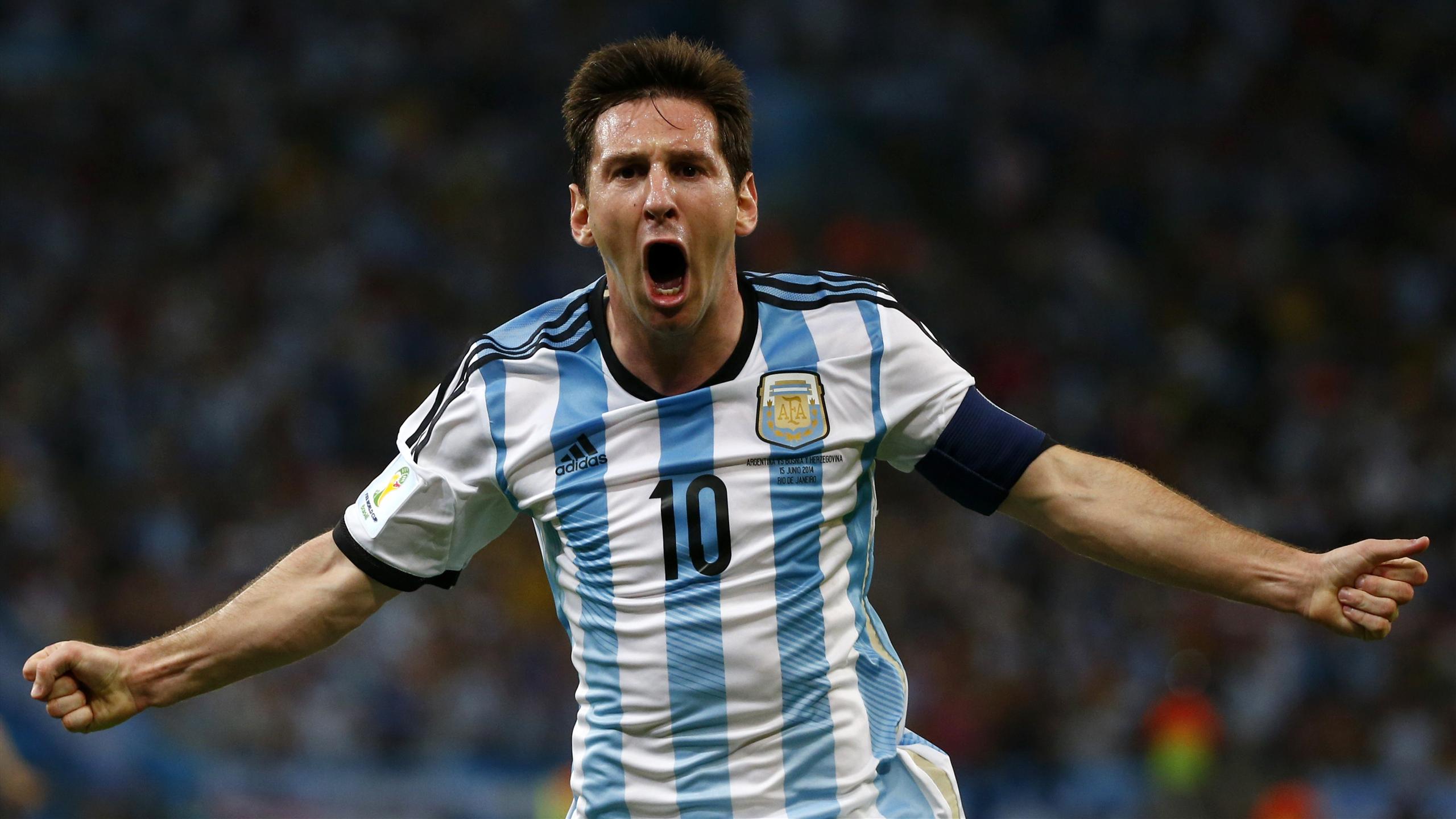 
Messi g&acirc;y ấn tượng với pha s&uacute;t phạt v&agrave;o lưới tuyển Mỹ
