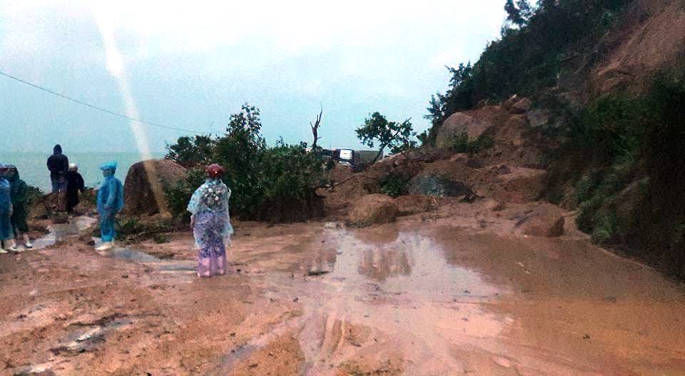 Đèo Cả sạt lở lớn, cả đường bộ, đường sắt bị tê liệt