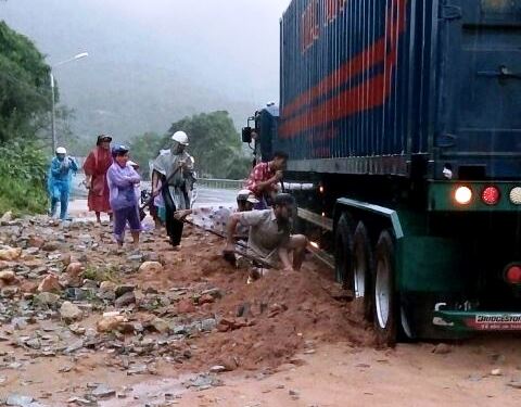 Giải cứu 1 xe container bị mắc kẹt trên đèo Cả do sạt lở (Ảnh: B.Đ)