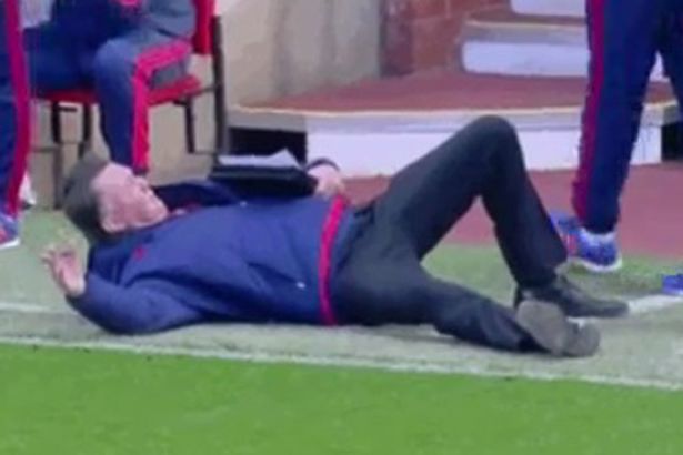 Xem pha "té ngã" ngoạn mục của Van Gaal