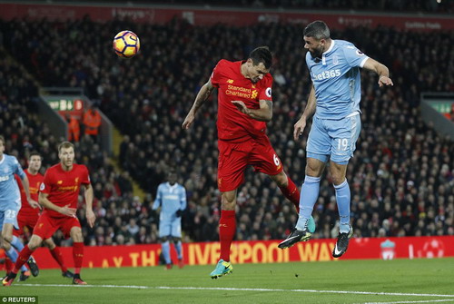 Lovren kh&ocirc;ng ngăn nổi Jon Walters đ&aacute;nh đầu ghi b&agrave;n mở tỉ số