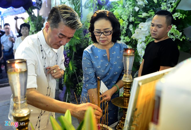 
Ca sĩ Đ&agrave;m Vĩnh Hưng nghẹn ng&agrave;o trước linh cữu ca sĩ Minh Thuận
