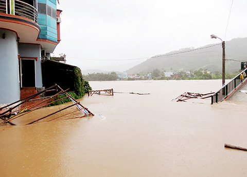 Quảng Ninh: 1 huyện bị cô lập hoàn toàn trong nước lũ