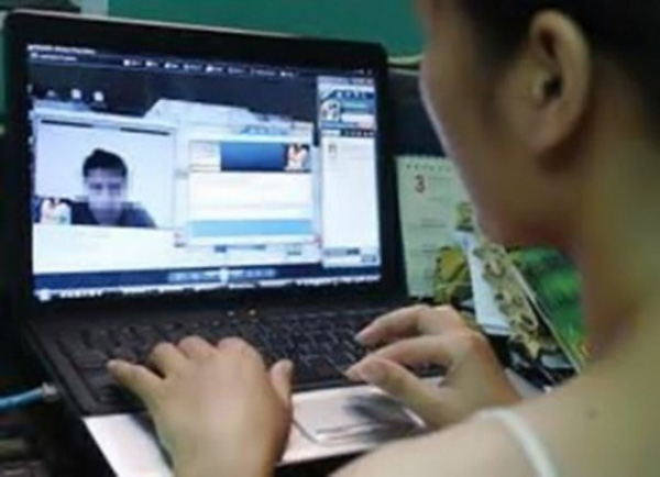 
H&agrave;ng loạt qu&yacute; b&agrave; đ&atilde; sụp bẫy đường d&acirc;y người t&igrave;nh phương xa. Ảnh minh họa
