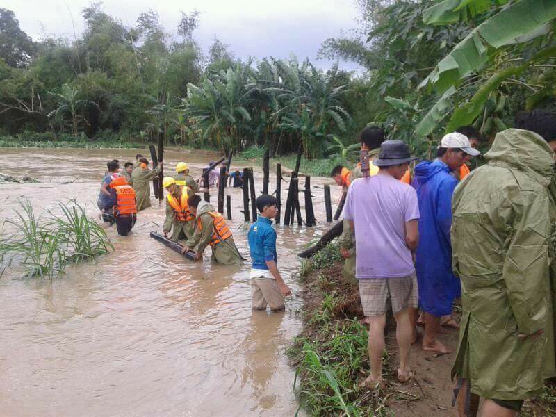 Lực lượng cứu hộ B&igrave;nh Định đang gi&uacute;p b&agrave; con địa phương đối ph&oacute; với lũ