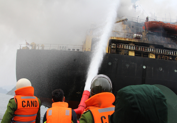 Cháy tàu nước ngoài 27.000 tấn trên Vịnh Bái Tử Long