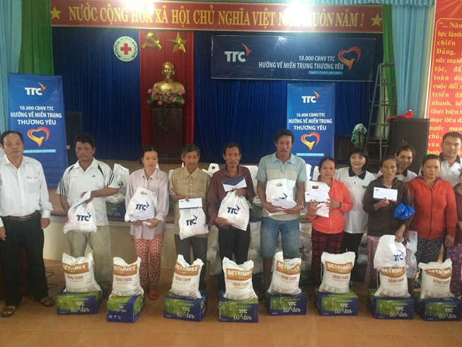 TTC đ&atilde; trao 1.200 phần qu&agrave; cho b&agrave; con miền Trung đang bị b&atilde;o lũ