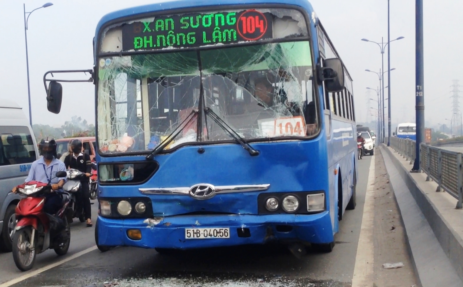 
Phần đầu của một xe bị biến dạng sau c&uacute; t&ocirc;ng
