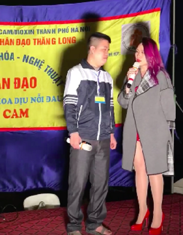 
Ca sĩ Mỹ T&acirc;m mang đến cho ch&agrave;ng trai khiếm thị x&uacute;c động bất ngờ khi biết m&igrave;nh được song ca c&ugrave;ng ca sĩ ng&ocirc;i sao. (ảnh cắt từ video clip tr&ecirc;n mạng)
