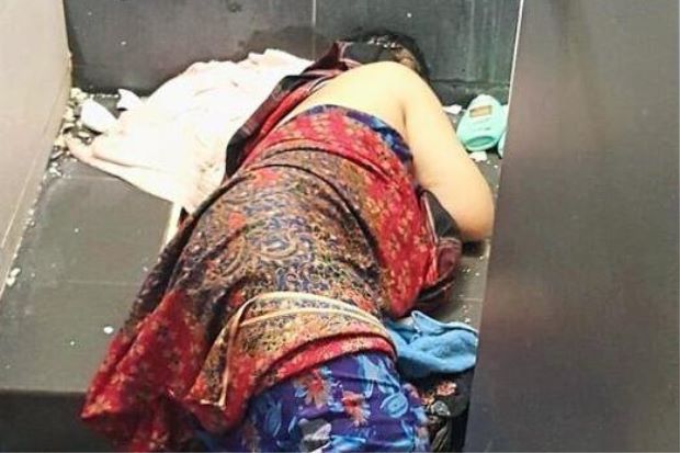 Kẹt tay vào bồn cầu vì... nhặt răng giả