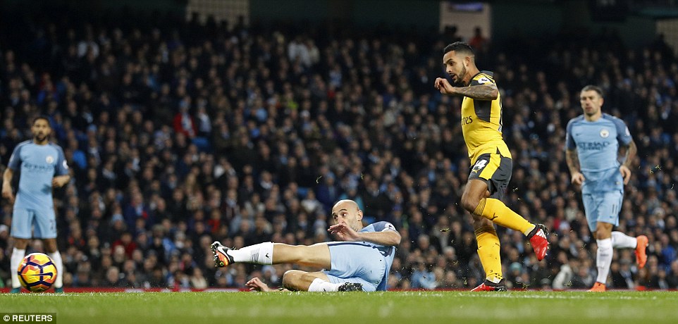 
Walcott mở tỉ số sớm cho Arsenal
