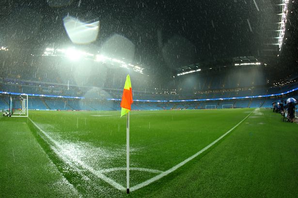 Mưa ngập sân, trận Man City - Monchengladbach bị hoãn