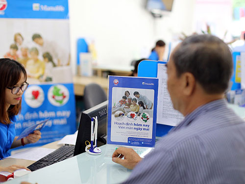 Kh&aacute;ch h&agrave;ng đang được nh&acirc;n vi&ecirc;n Ng&acirc;n h&agrave;ng TMCP S&agrave;i G&ograve;n tư vấn tham gia bảo hiểm qua k&ecirc;nh Bancassurance