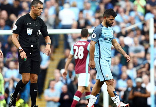 Aguero bị cấm thi đấu 3 trận v&igrave; pha đ&aacute;nh chỏ với hậu vệ West Ham