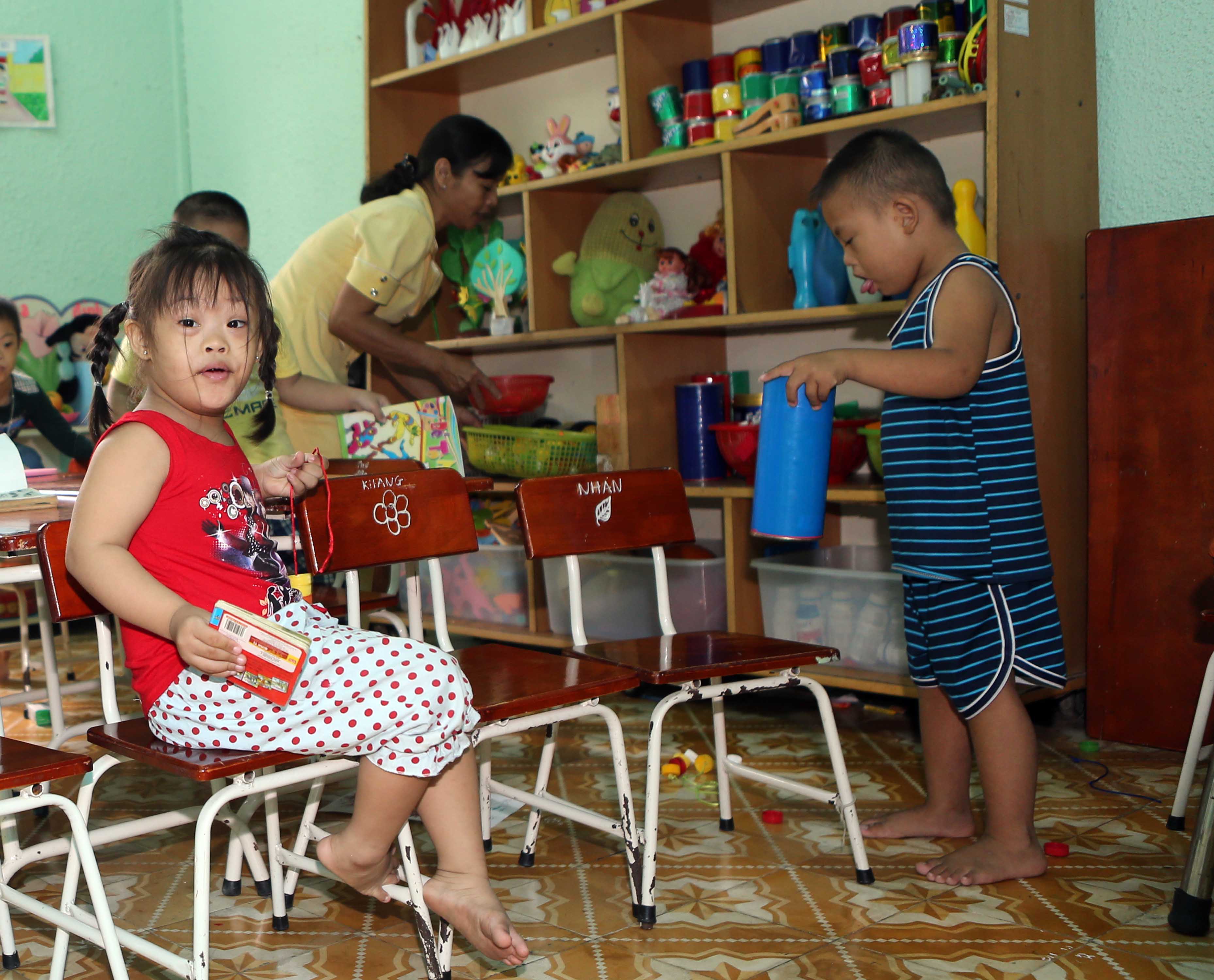 
C&aacute;c em nhỏ lớp mẫu gi&aacute;o chơi với nhiều sắc m&agrave;u
