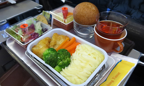 Lãi 5 tỉ đồng mỗi tháng nhờ bán cơm cho Vietnam Airlines, VietJet