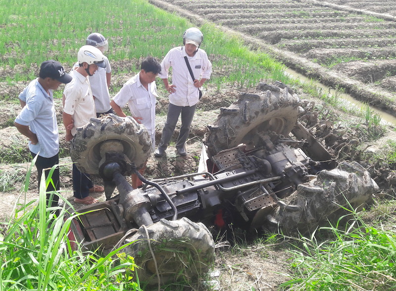Máy cày nhào xuống ruộng, đè chết người cầm lái