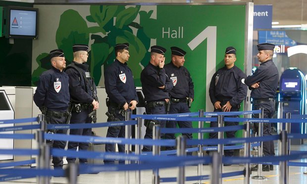 Cảnh sát có mặt tại sân bay Charles de Gaulle ở Paris - Pháp. Ảnh: Reuters