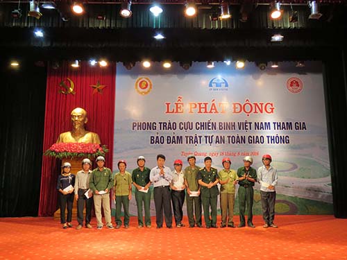 HVN tiếp tục trao tặng mũ bảo hiểm tại Tuyên Quang