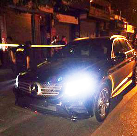Tài xế xe Mercedes không BKS rồ ga bỏ chạy khi gặp "khắc tinh"