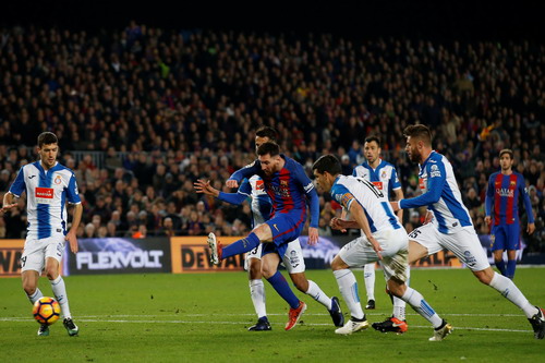 Messi trong vòng vây Espanyol