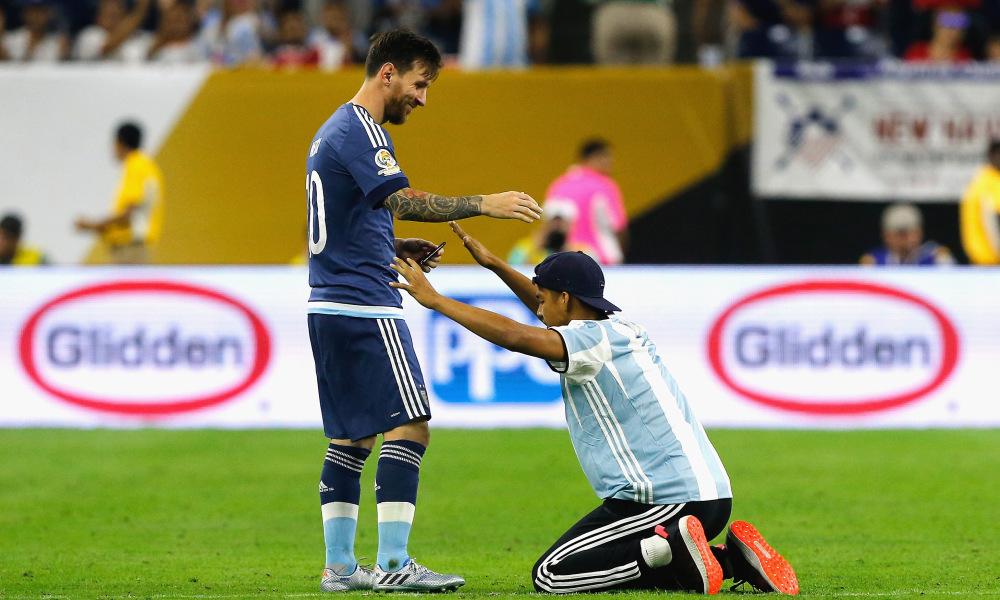Fan cuồng liều mình vào sân… quỳ lạy Messi
