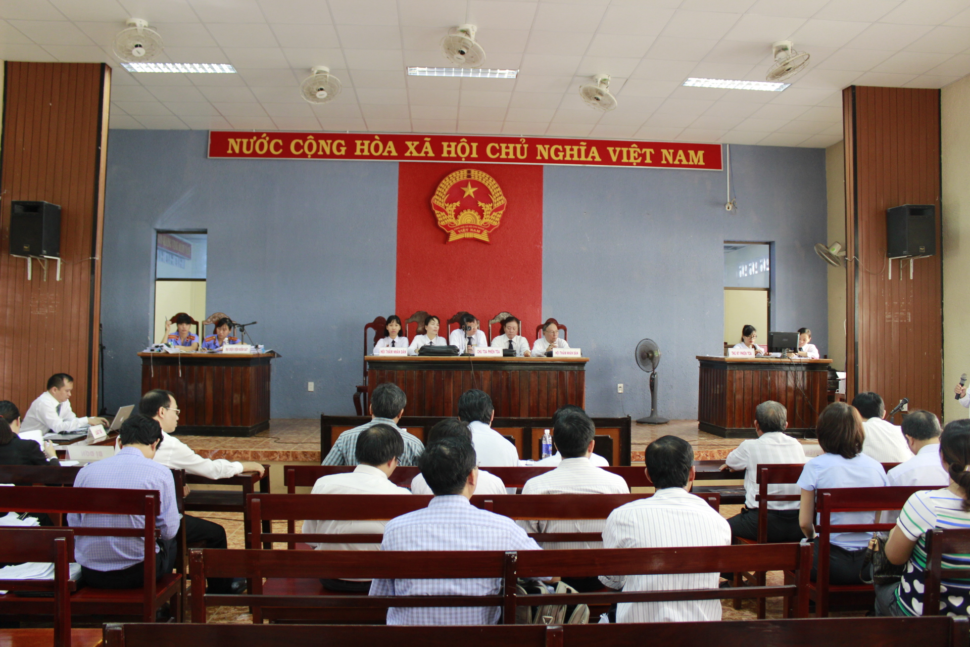 
Ng&agrave;y 22-12 tới, HĐXX mới tiến h&agrave;nh tuy&ecirc;n &aacute;n
