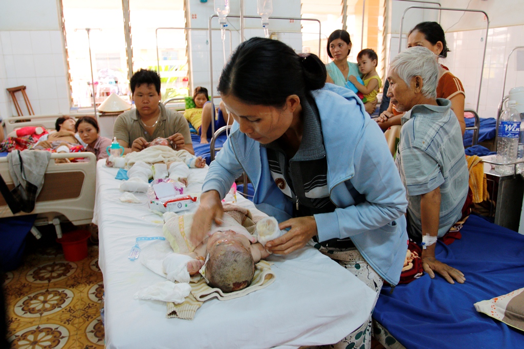 Không cho yêu em vợ, đổ xăng đốt cả nhà