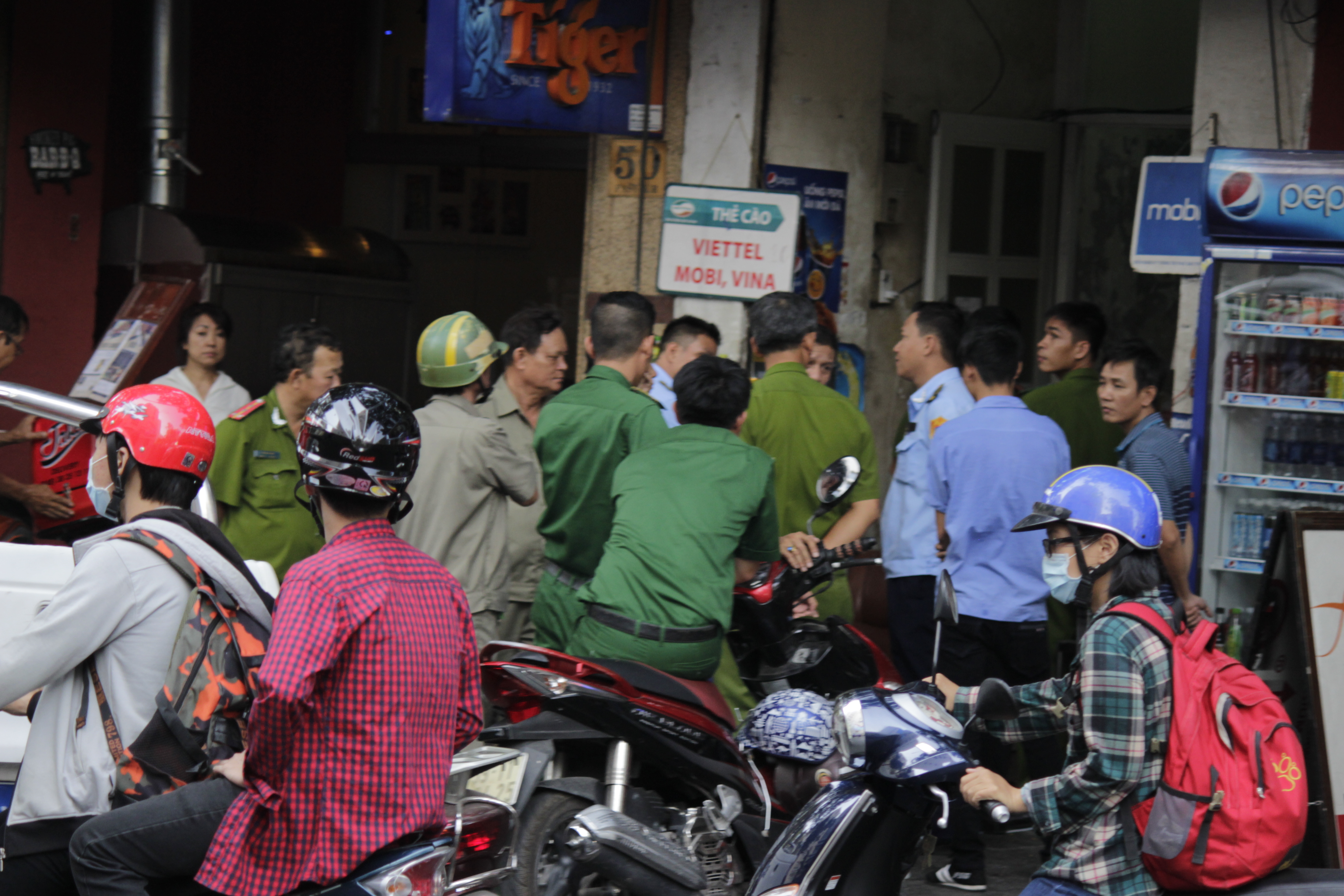 Chủ quán nước lấn vỉa hè, chống đối cơ quan chức năng