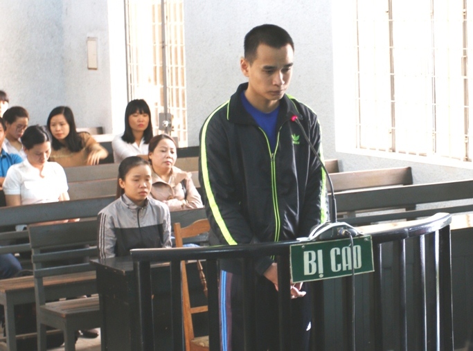 Thầy giáo dùng búa khống chế, hiếp, cướp trên đường phố