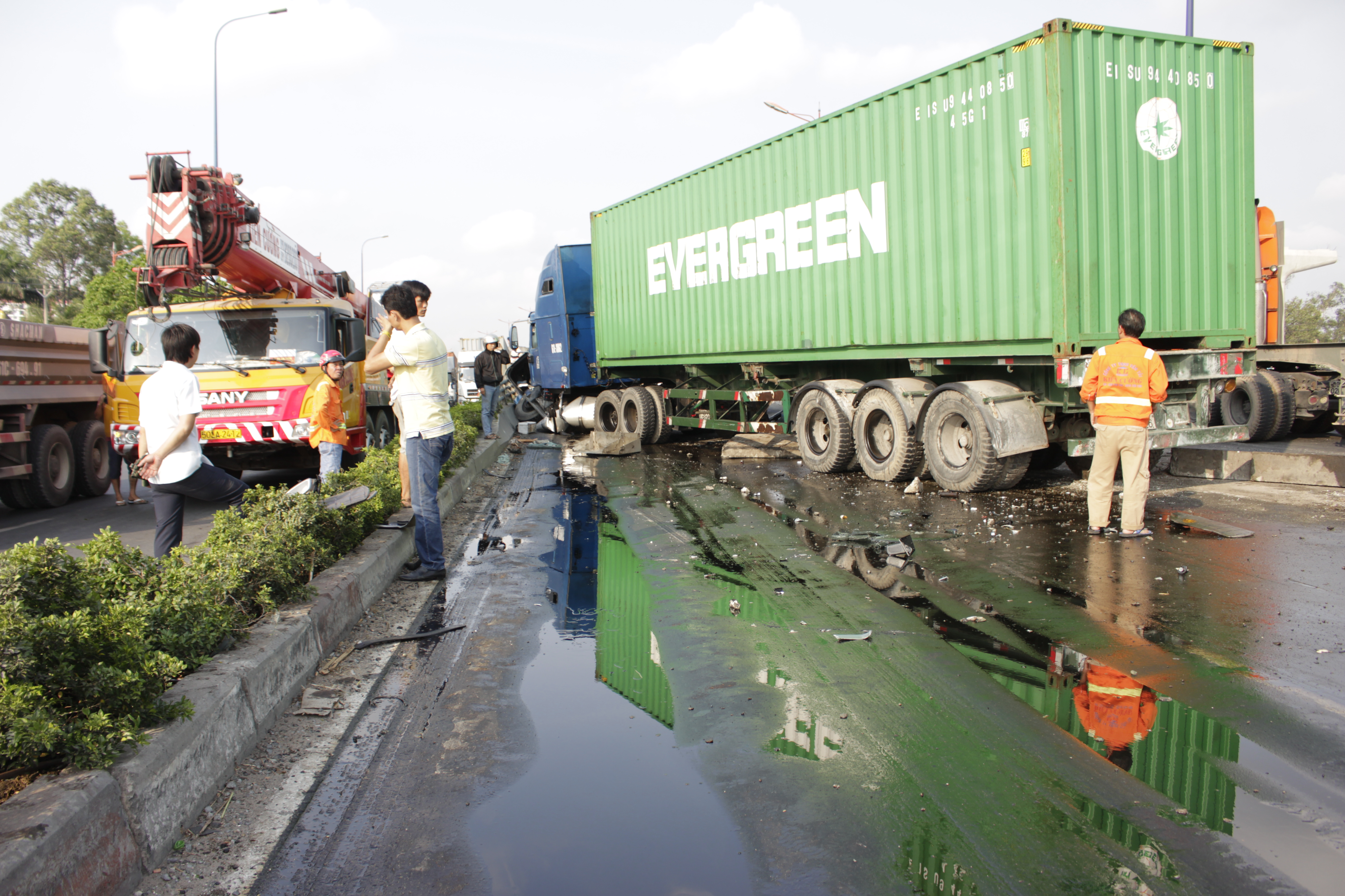 Tai nạn liên hoàn trên cầu vượt Thủ Đức