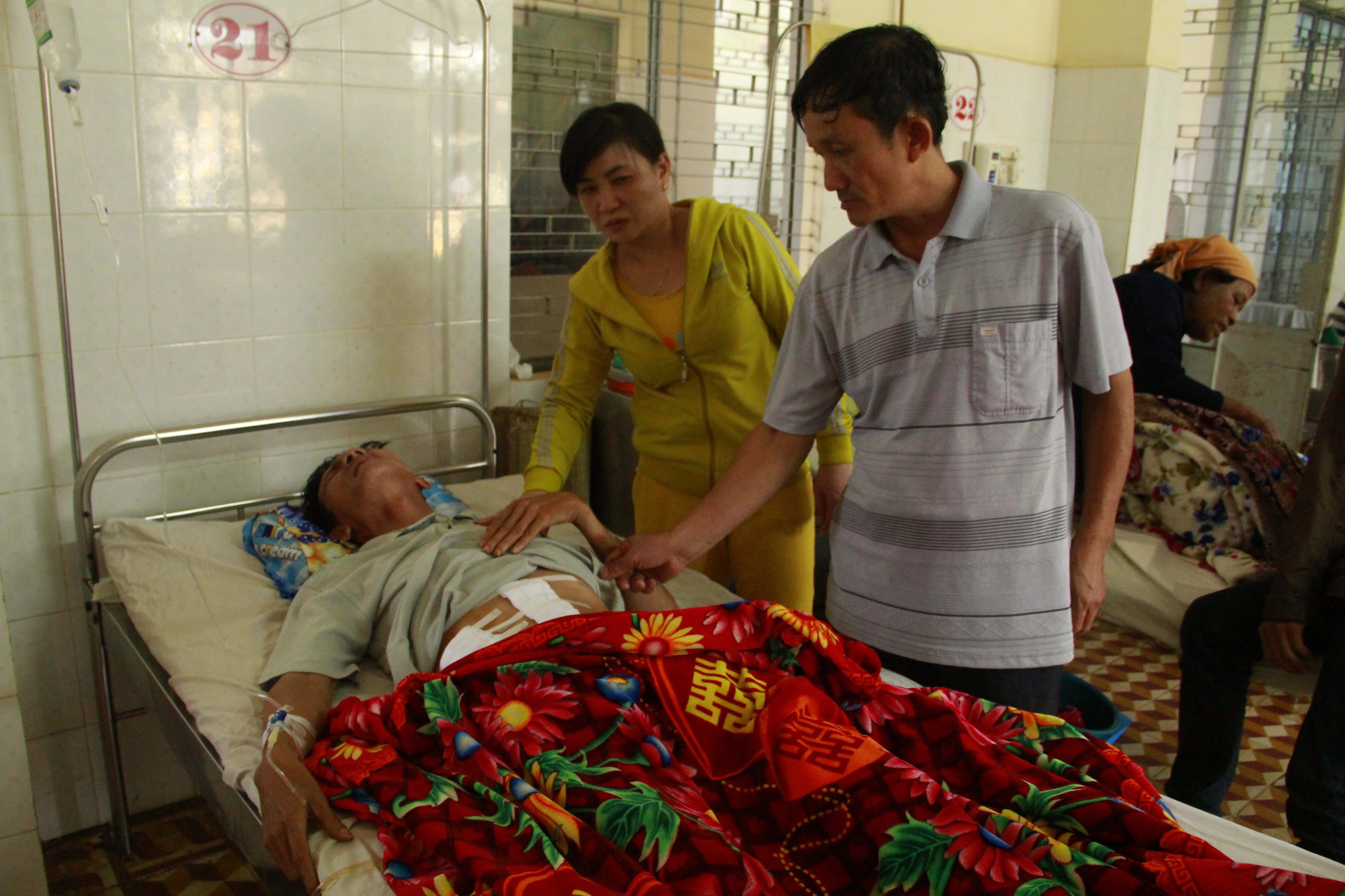 Tự đâm thủng bụng rồi báo bị cướp