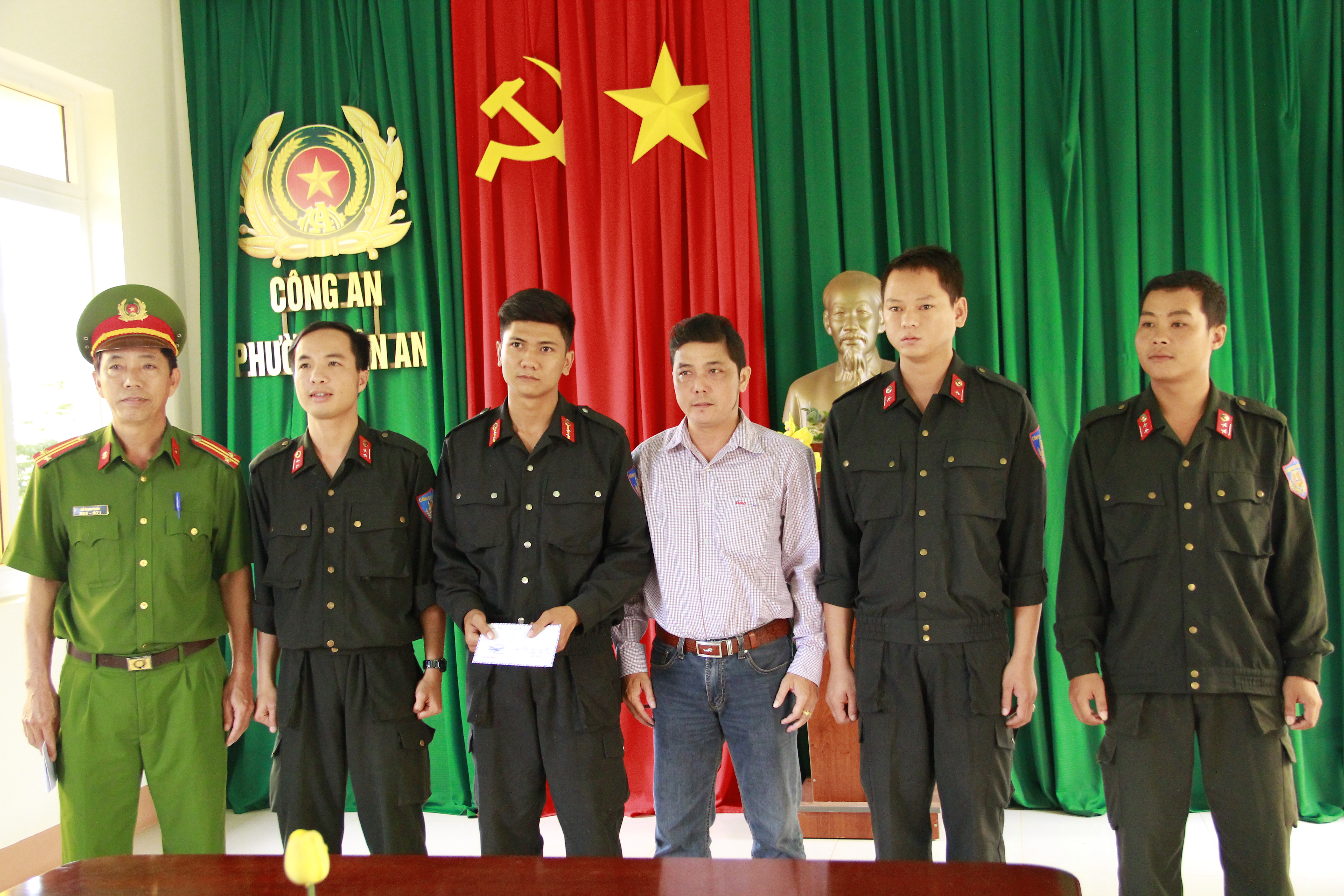 
Thưởng n&oacute;ng c&aacute;c đơn vị tham gia giải cứu con tin
