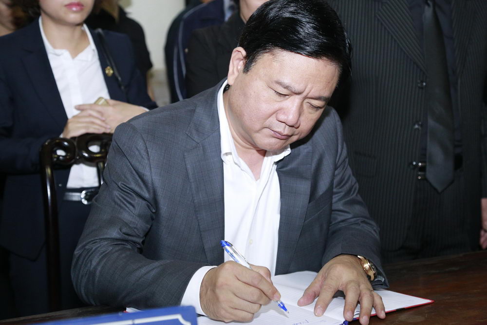 Bí thư Đinh La Thăng viếng ca sĩ – nhạc sĩ Trần Lập