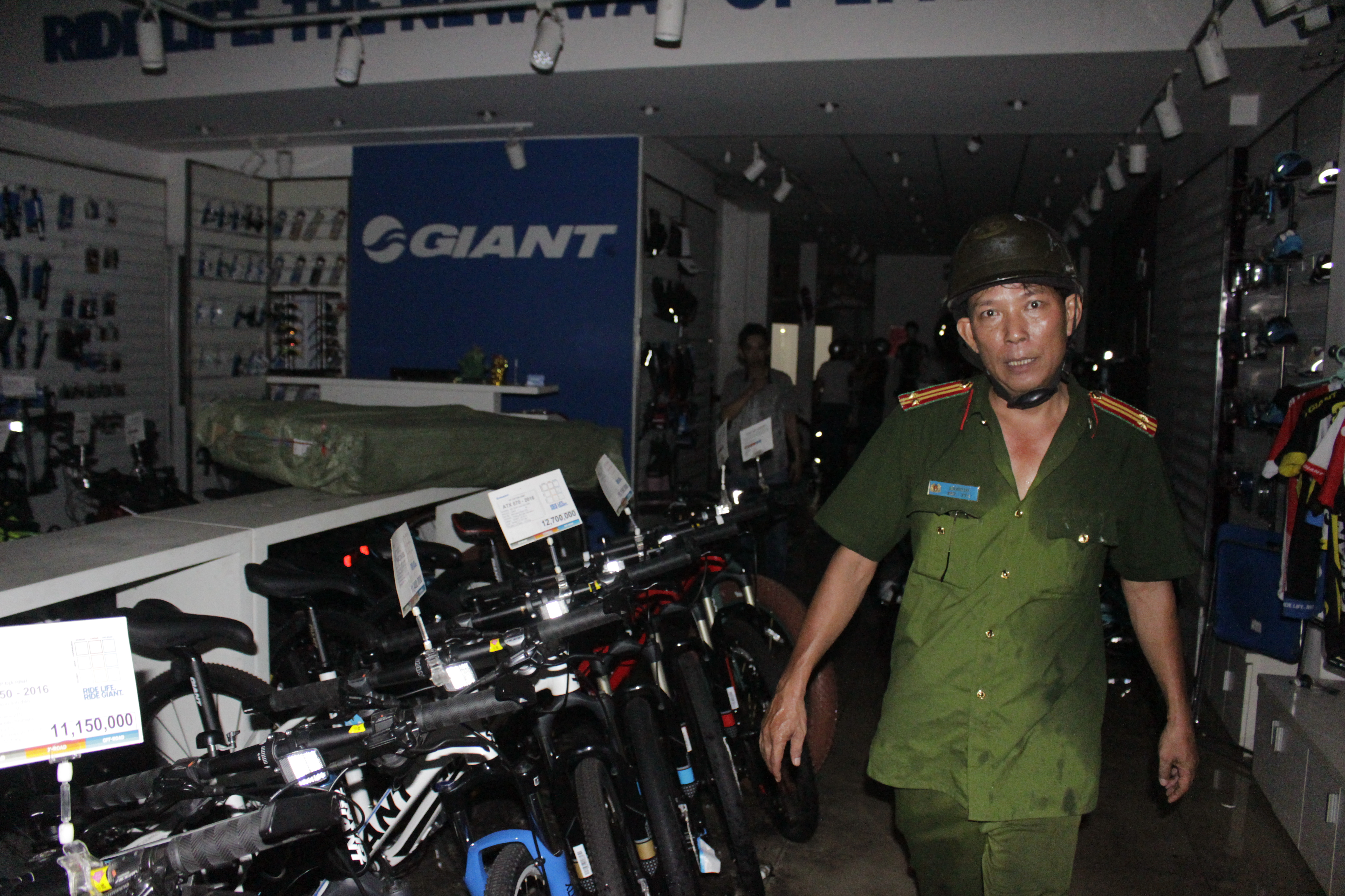 Quạt điện bị chập, cửa hàng xe đạp điện cháy dữ dội