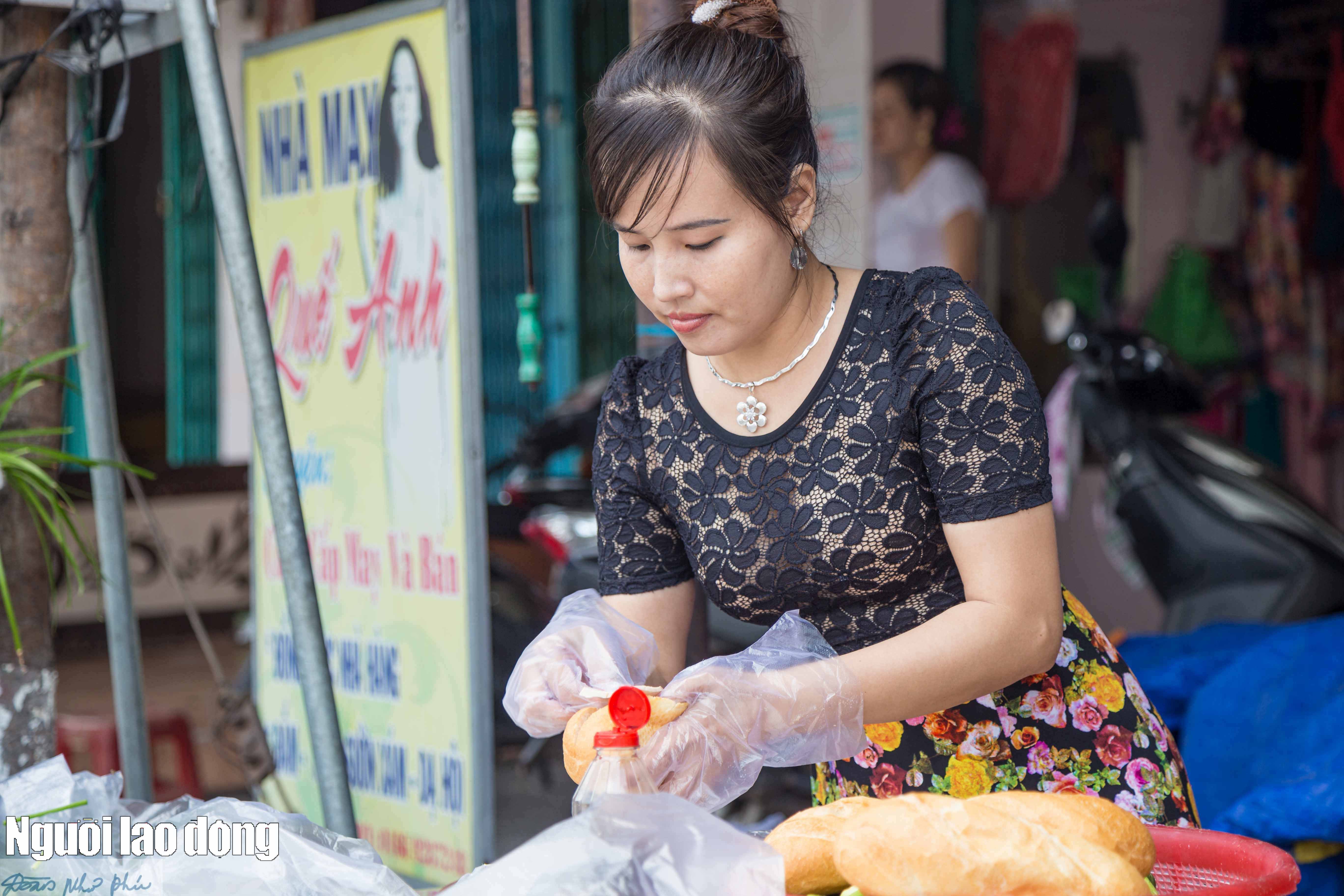 Người phụ nữ tặng bánh mì “làm nóng” đường phố!