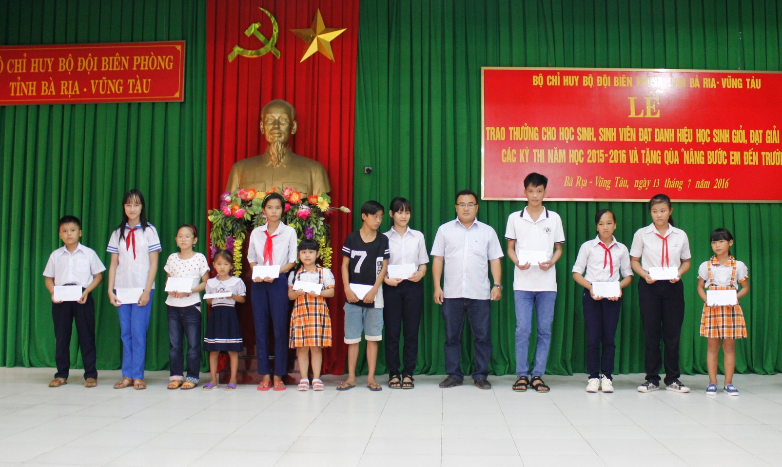 Bà Rịa - Vũng Tàu: Bộ đội đỡ đầu cho 50 học sinh nghèo