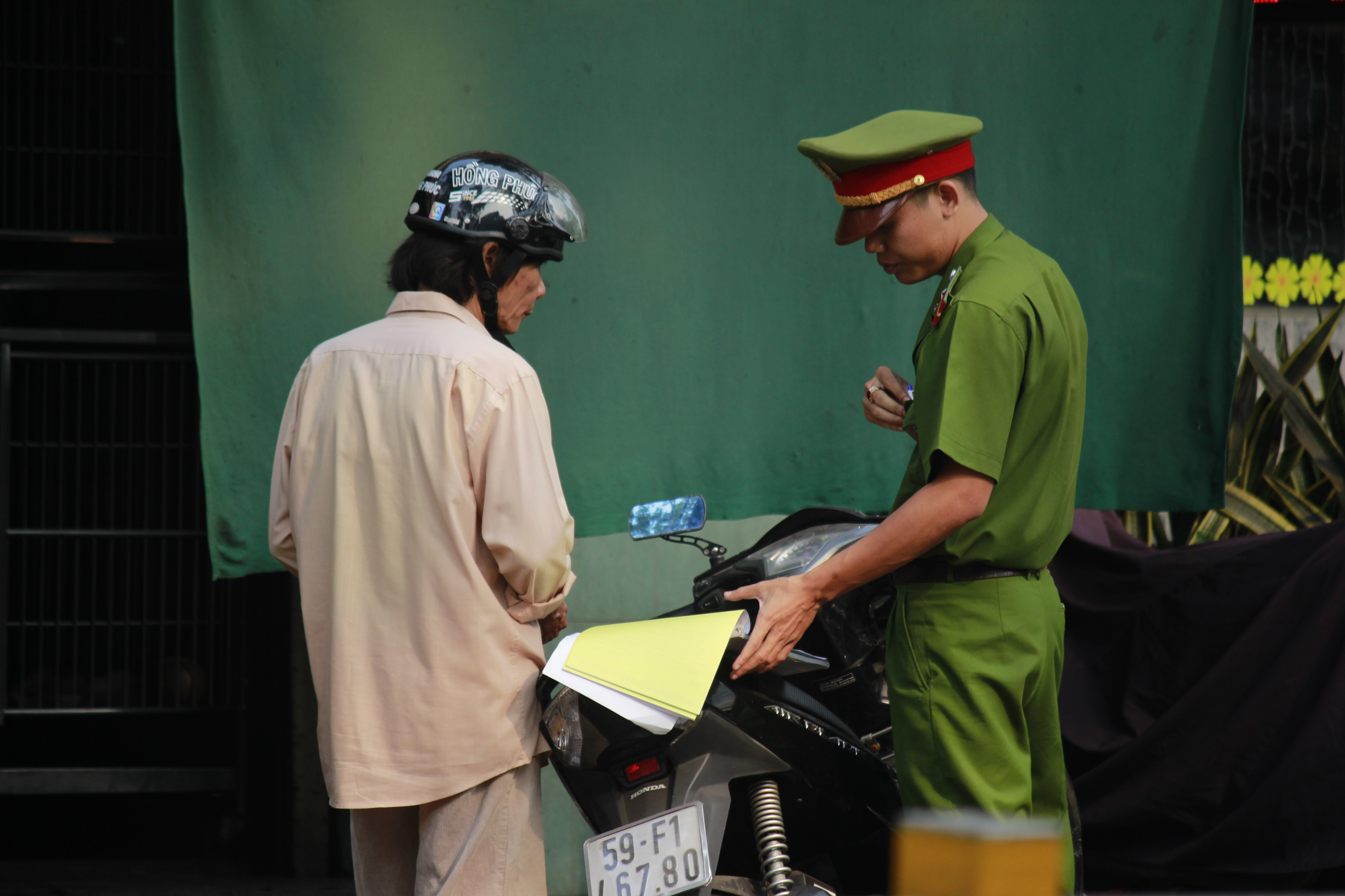Người dân ngỡ ngàng khi bị phạt đậu xe máy dưới lòng đường