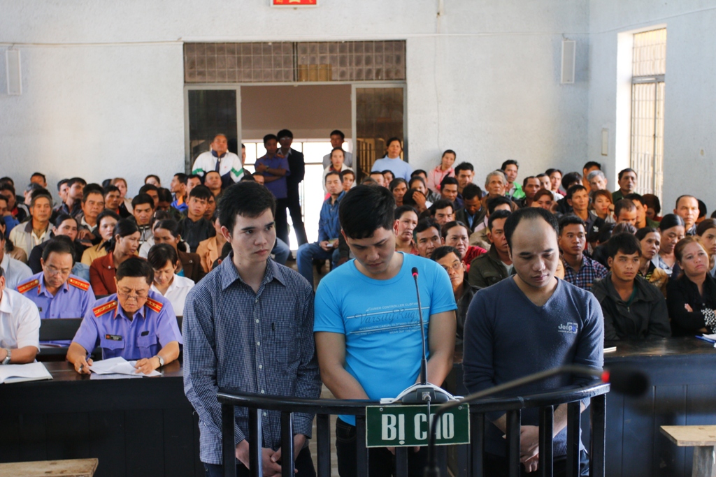 Vô cớ chém người tử vong, 3 thanh niên lãnh 45 năm tù