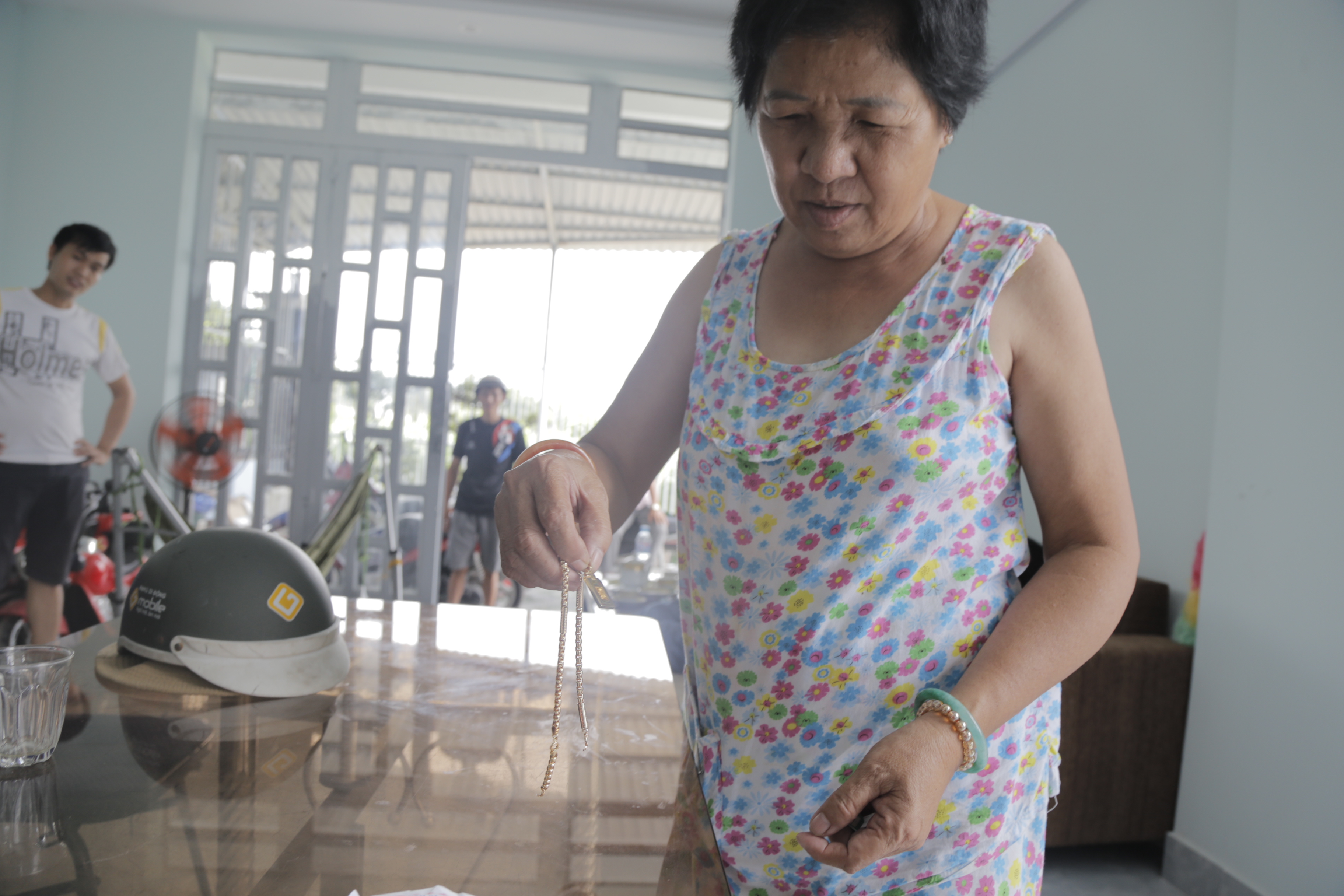 Phá cửa, vào tận giường ngủ cướp dây chuyền trên cổ