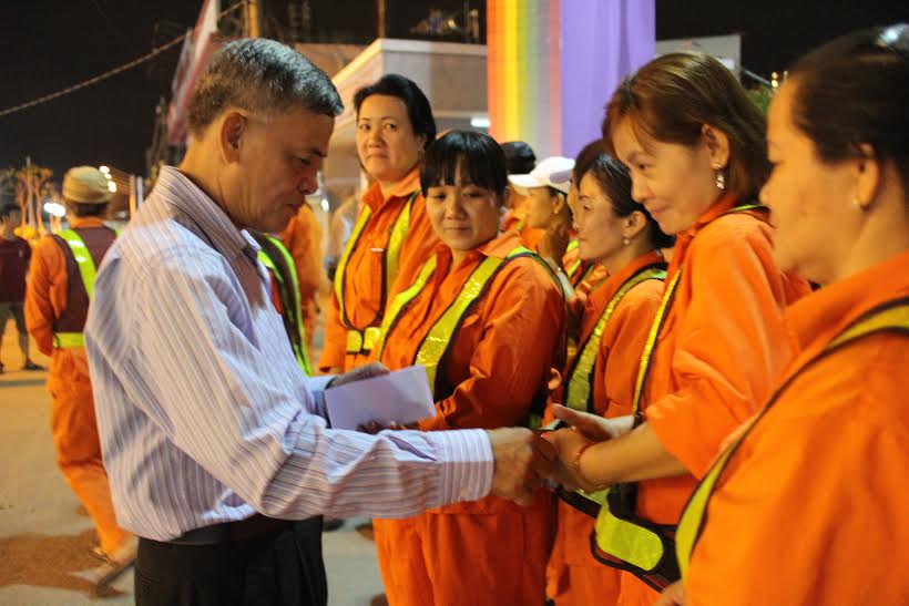 Thăm hỏi, động viên công nhân vệ sinh
