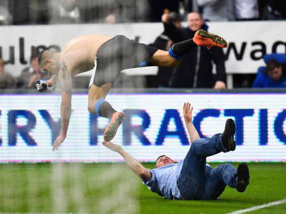 Xem màn ăn mừng điên cuồng của tiền đạo và fan Newcastle